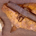 Un martillo fosilizado en el interior de una piedra datada en la era de los dinosaurios. ¿Explicaciones? No las hay.