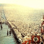 Grandes desfiles, emblemas, banderas desplegadas al viento y discursos incendiarios de un líder carismático son características del nazismo.