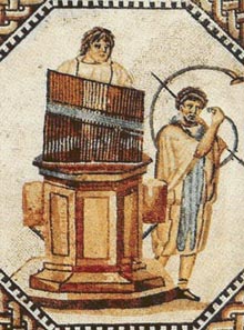 El hydraulis (s. III a. de C.) es un antiguo instrumento musical de viento que funcionaba con un sistema de receptáculos llenos de agua para mantener constante la presión del aire.