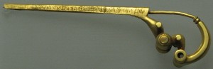 La fíbula prenestina es una fíbula (broche) de oro con una inscripción a la cual se considera el primer testimonio escrito del latín antiguo.