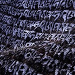 Mantras escritos en una roca cerca de Namche Bazaar (Nepal).