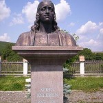 Estatua de Kelemen Mikes (político y escritor húngaro) en su ciudad natal, Zágon.