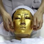Se afirma que el oro posee efectos antioxidantes, antibacterianos e hidratantes y, además, consigue añadir firmeza, luminosidad y vitalidad a la piel.