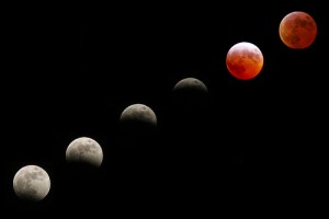 El color rojizo de la Luna en los eclipses es debido a la refracción de los rayos solares en la atmósfera terrestre.
