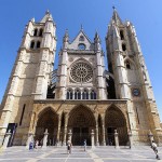 Fachada de la catedral de León (España), un diseño del más depurado estilo gótico clásico francés, iniciada en el siglo XIII.