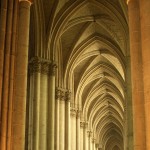 La bóveda de crucería se caracteriza por estar reforzada por dos o más nervios diagonales que se cruzan en la clave (dovela central de un arco), generalmente. (En la imagen, la catedral de Reims, Francia).