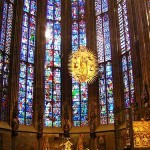Los muros macizos del románico fueron sustituidos por amplios ventanales con vidrieras con lo que el interior de las iglesias se llenó de luz.