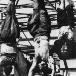 Los cadáveres de Mussolini (centro) y Clara Petacci, expuestos en la plaza milanesa de Loreto el 29 de abril de 1945.