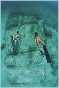 Bloques submarinos de piedra que parecen restos de calzadas y murallas junto a las costas de Bimini (archipiélago de las Bahamas).