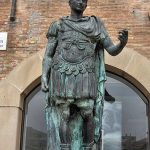 Cayo Julio César (100-44 a. C.) fue un líder militar y político romano de la era tardorrepublicana.