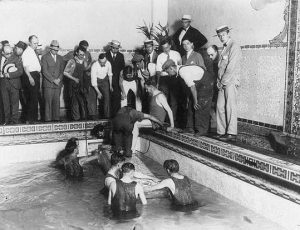 Harry Houdini en la piscina del Hotel Shelton de Nueva York.