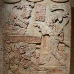 Escultura del período Clásico, que muestra el sajal Aj Chak Maax presentando cautivos al gobernante Itzamnaaj B'alam III de Yaxchilán.