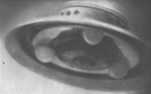 Fotografía de G. Adamski, que se dice que es de un ovni, tomada el 13 de diciembre de 1952.