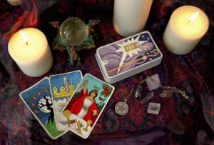 Algunos tarotistas sostienen que las cartas son dirigidas por una fuerza espiritual que los guía, mientras otros creen que los arcanos los ayudan a introducirse en un inconsciente colectivo.