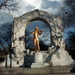 Monumento a Johann Strauss (hijo) en el jardín municipal de Viena.