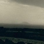 La silueta de la isla de San Borondón en el horizonte, fotografiada en agosto de 1958 por el prestigioso diario ABC. Junto a la imagen de la isla errante se acompañaba el reportaje de Luis Diego Cuscoy que anunciaba con alborozo: “Ha sido fotografiada por primera vez”.